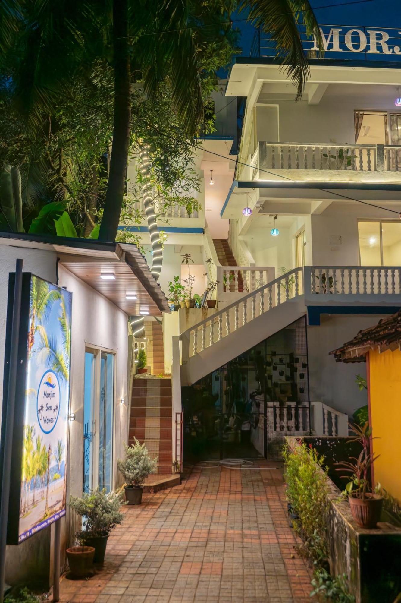 Morjim Sea Waves-Beach Front Hotel Exterior photo
