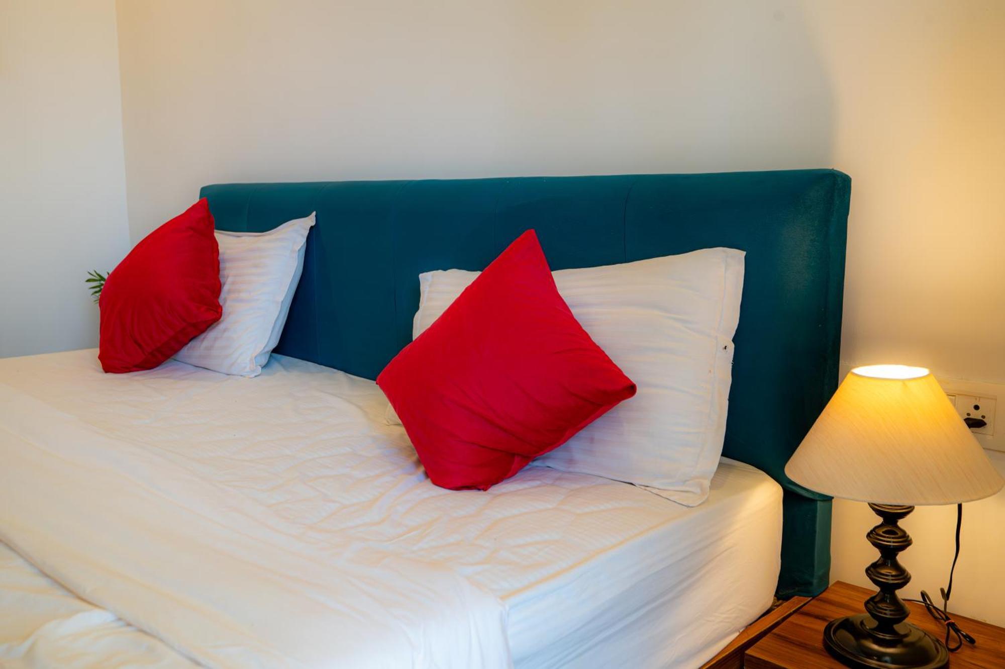 Morjim Sea Waves-Beach Front Hotel Exterior photo