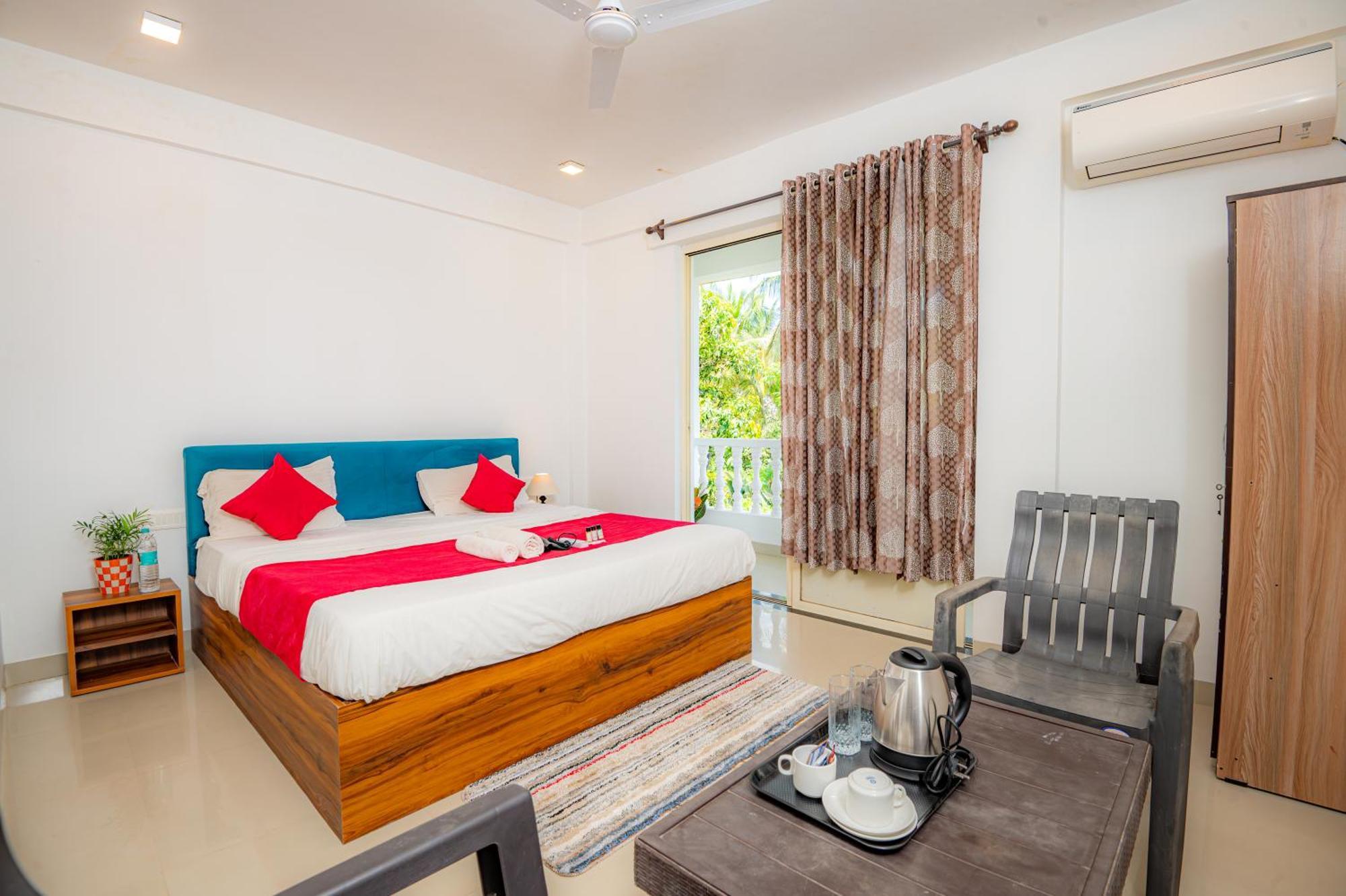 Morjim Sea Waves-Beach Front Hotel Exterior photo