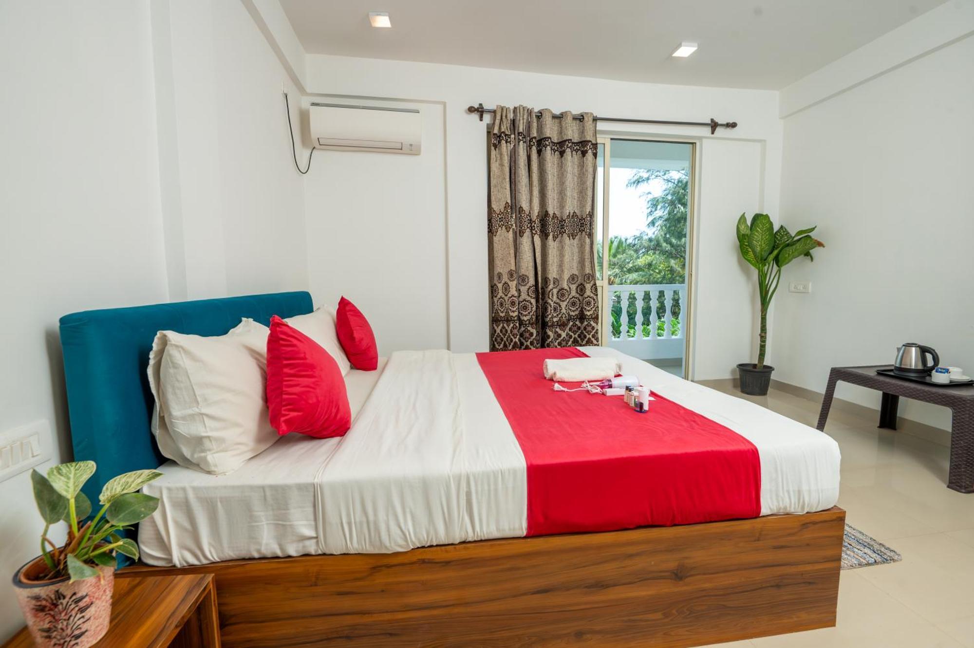 Morjim Sea Waves-Beach Front Hotel Exterior photo