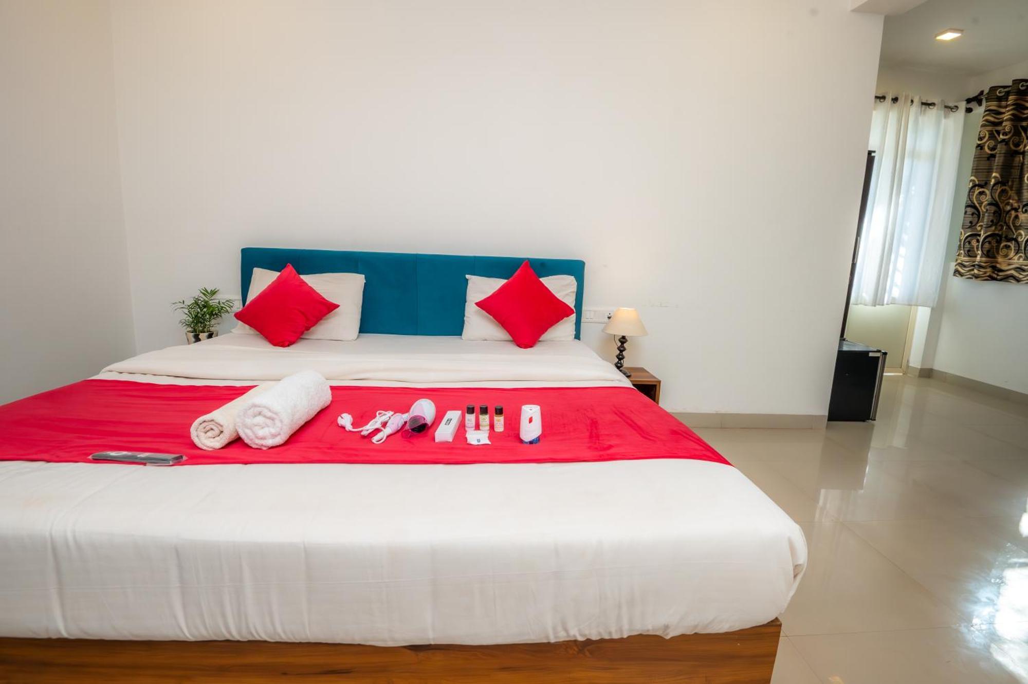 Morjim Sea Waves-Beach Front Hotel Exterior photo