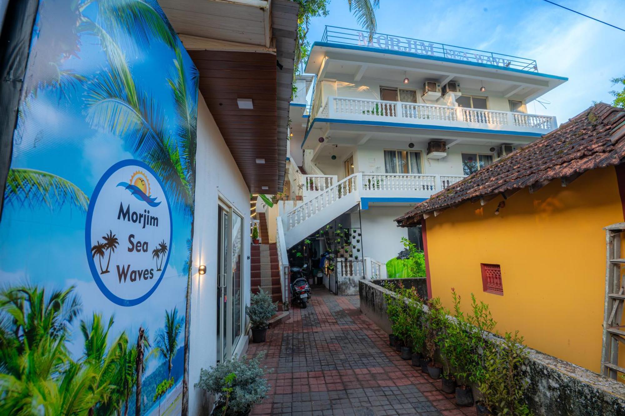 Morjim Sea Waves-Beach Front Hotel Exterior photo