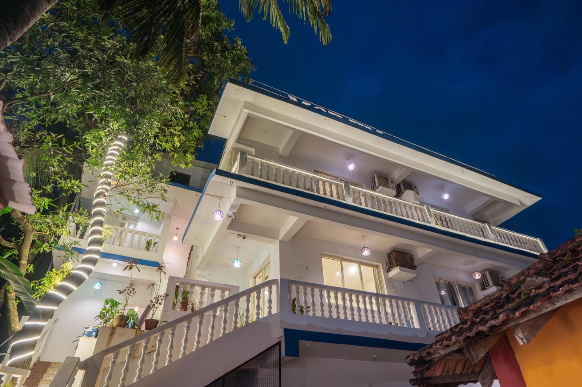 Morjim Sea Waves-Beach Front Hotel Exterior photo