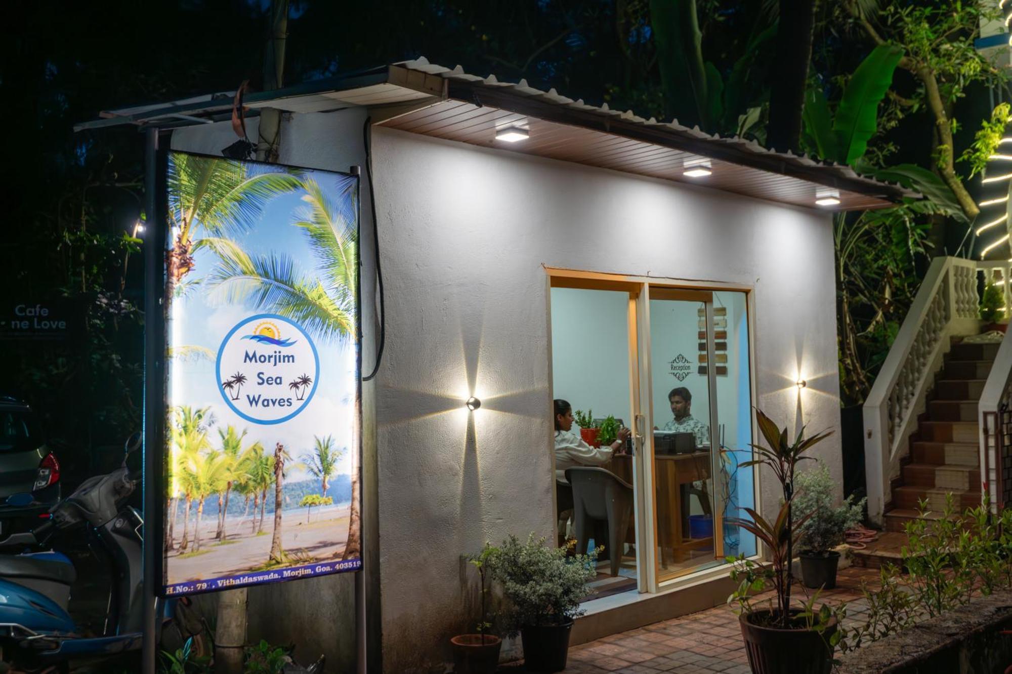 Morjim Sea Waves-Beach Front Hotel Exterior photo