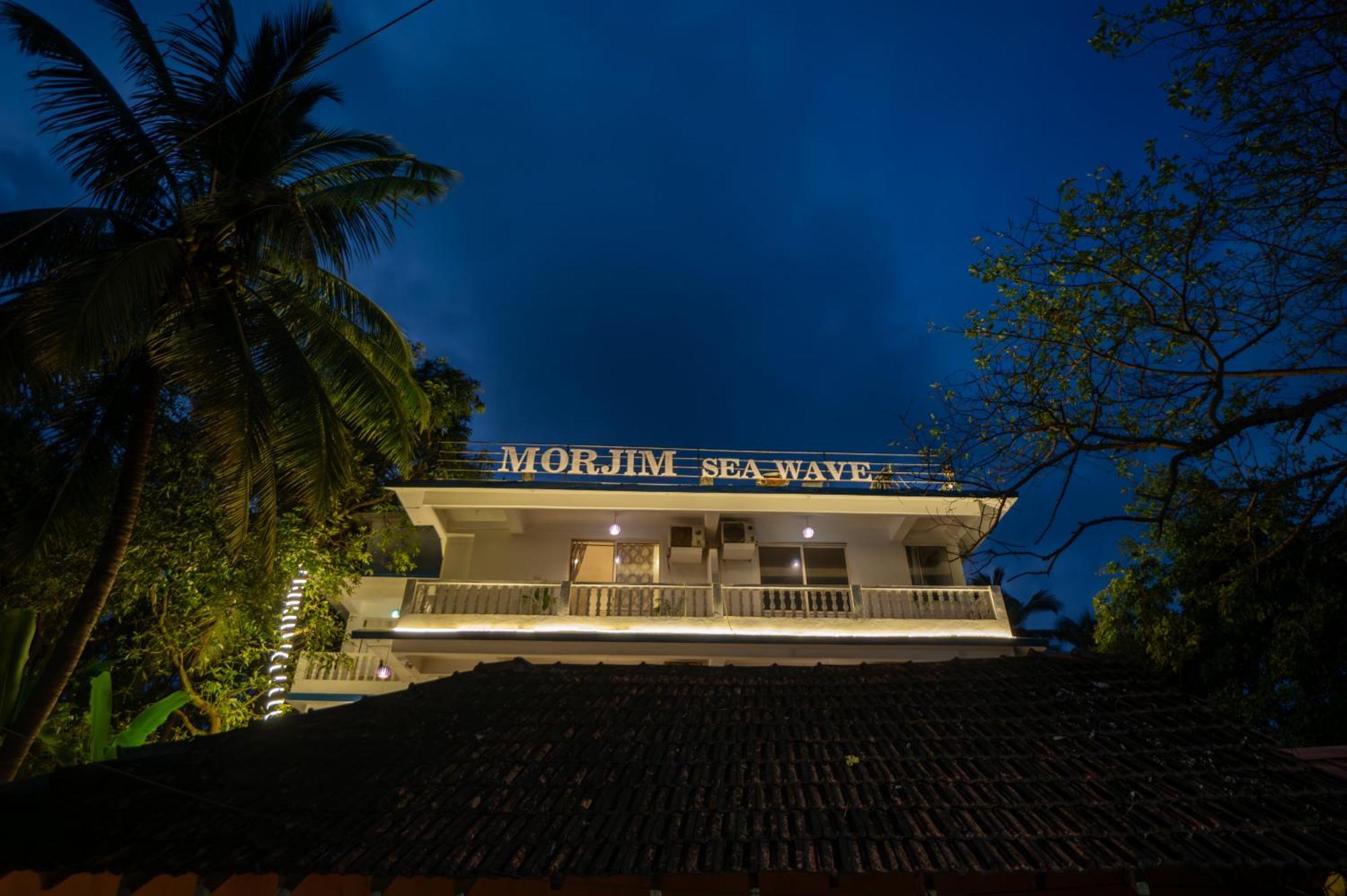 Morjim Sea Waves-Beach Front Hotel Exterior photo
